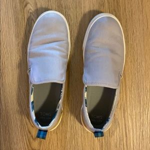 Used Toms shoe US07.